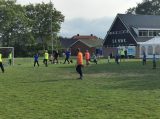 Laatste training S.K.N.W.K. JO9-1 van seizoen 2021-2022 (partijtje tegen de ouders) (17/71)